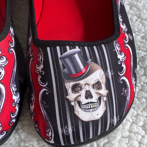 ❌sold❌Black and Red Skull Design Shoes - Picture 3 of 16